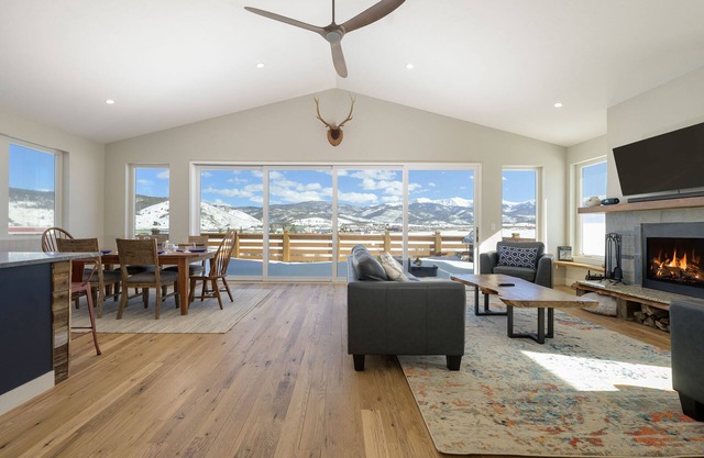 4 bedroom home, pet friendly, private outdoor hot