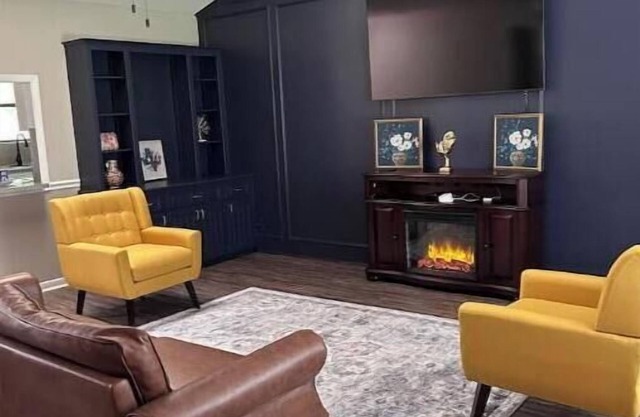 4-bedroom home with fitness equip. WiFi, pool table, fire pit, huge backyard