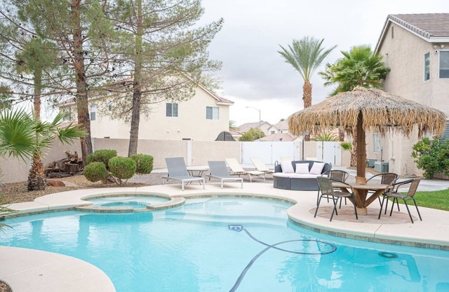 4 Bedroom Home With Pool, Hot Tub, Outdoor Kitchen