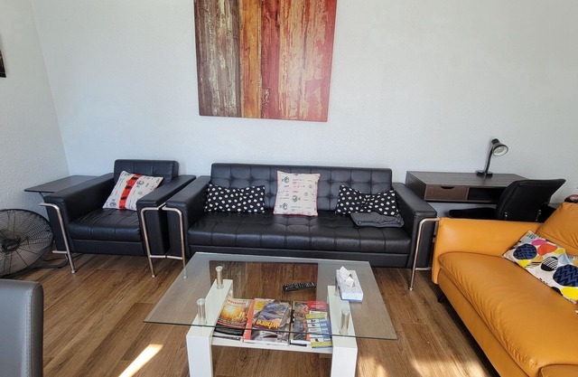 4-Bedroom House by Downtown & Airport