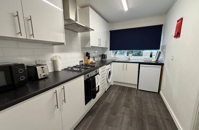 4 Bedroom House - Free Parking - 8 min LGW Airport