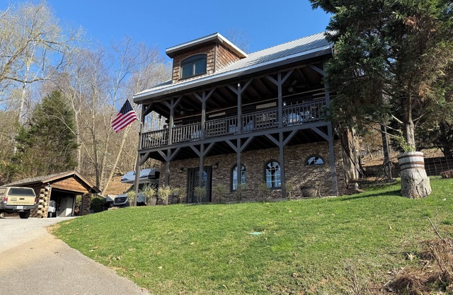 4-bedroom house in charming Ten Mile with AC, WiFi. Relax and unwind