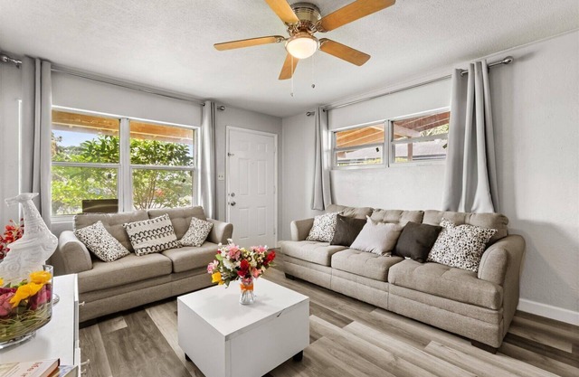 4-bedroom house in wonderful Orlando with WiFi, AC, and a large backyard.