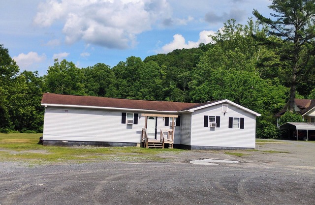 4 bedroom house outside of OakHill sleeps 12