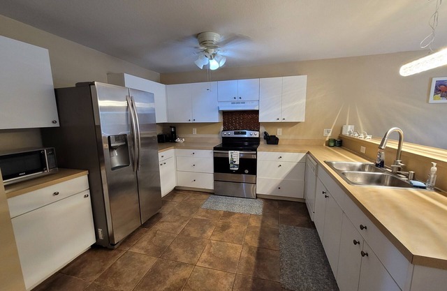 4 Bedroom House with NEWLY BUILT POOL Near Many Beaches