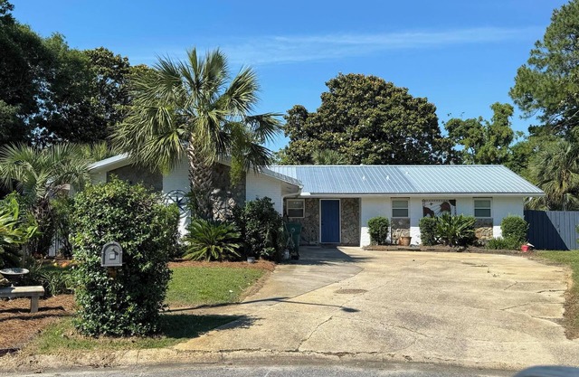 4-bedroom house with boat trailer parking boat ramp access that is pet friendly