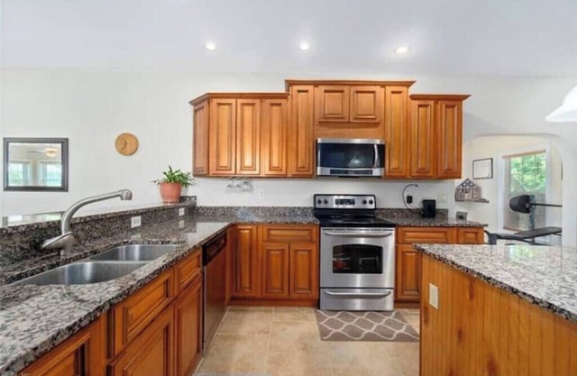 4 Bedroom house with POOL, 5 mins. walk to BEACH!n