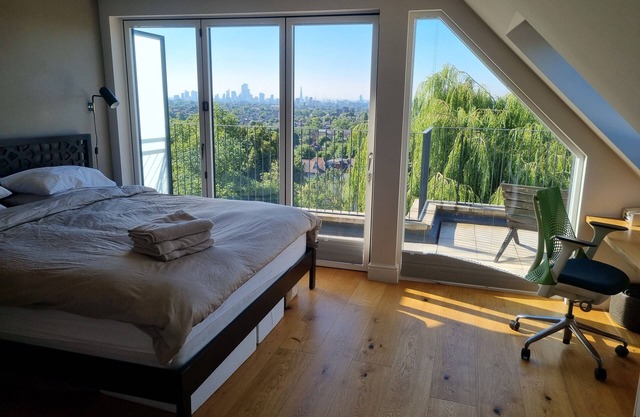 4 Bedroom House With Stunning Views OF London