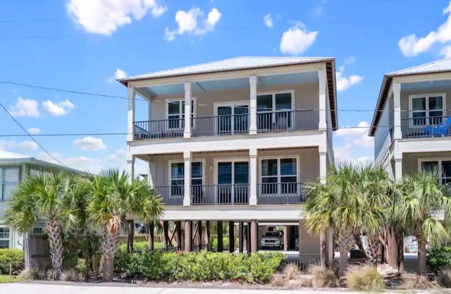 4 bedroom House with Pool, 3 min walk to beach, Coffee Bar