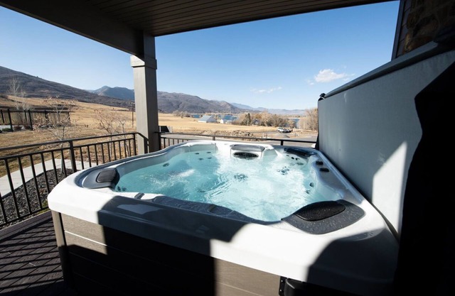4-Bedroom Huntsville, Utah Vacation Rental with Lake Views. EW9