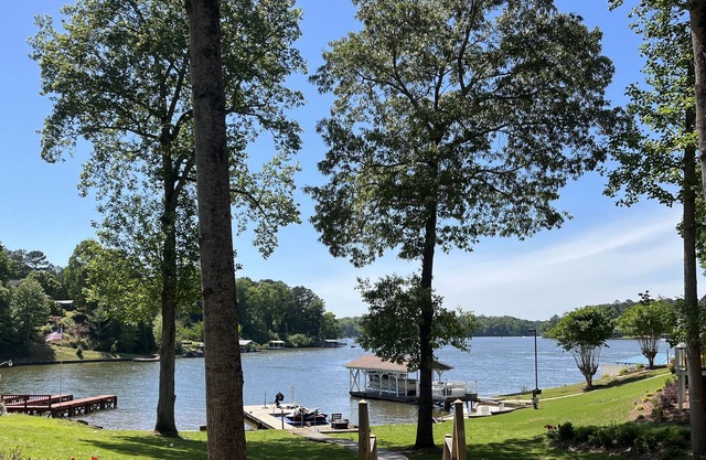 4 Bedroom Lake Home with Amazing View and Hot Tub Access