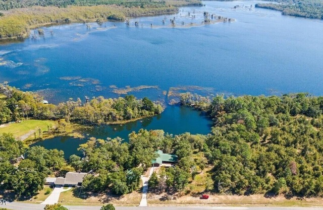 4-bedroom Lake House 35 Minutes from the Beach!