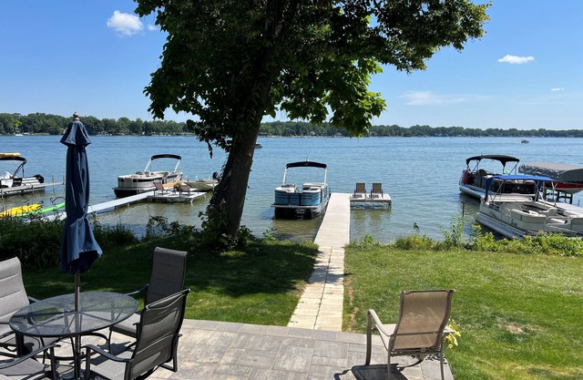 4 Bedroom lakefront house with amazing views, deck, grill and docking space