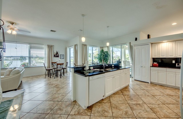 4 Bedroom Lakeview House with gorgeous sunsets