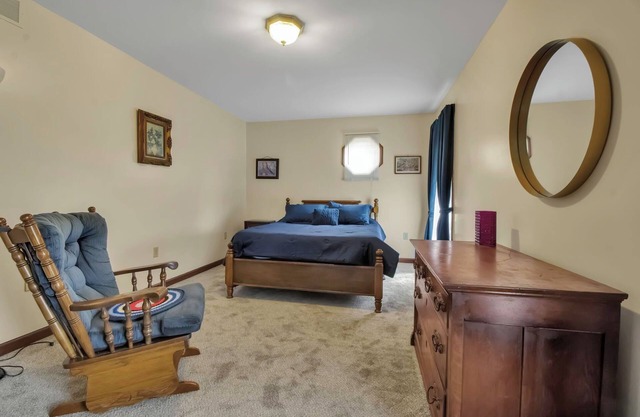 Spacious 4-bedroom house with WiFi, AC in charming Albion