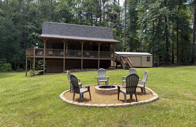4-bedroom log cabin in charming Senoia with AC, WiFi. Enjoy a cozy retreat.
