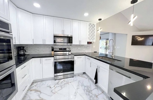 4-bedroom Luxury Modern Lake Front House in fabulous Wellington