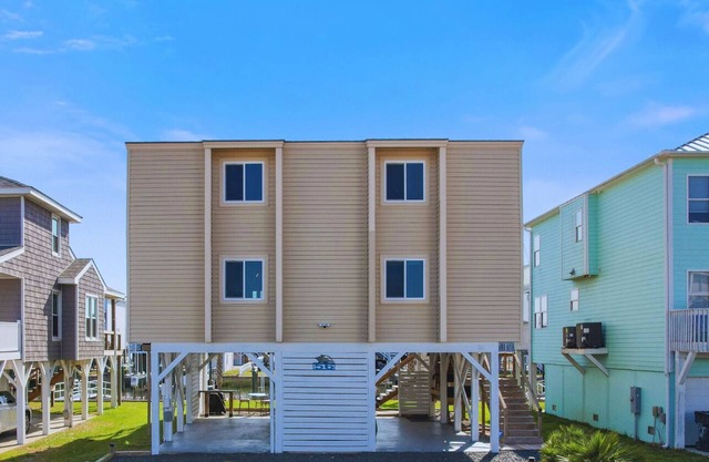 4 Bedroom, newly updated on a Natural Canal!