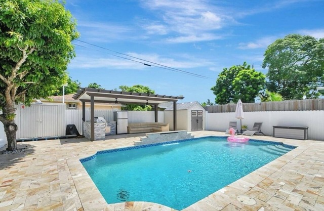4-bedroom pool house in beautiful West Palm Beach with WiFi, AC. Near Airport!
