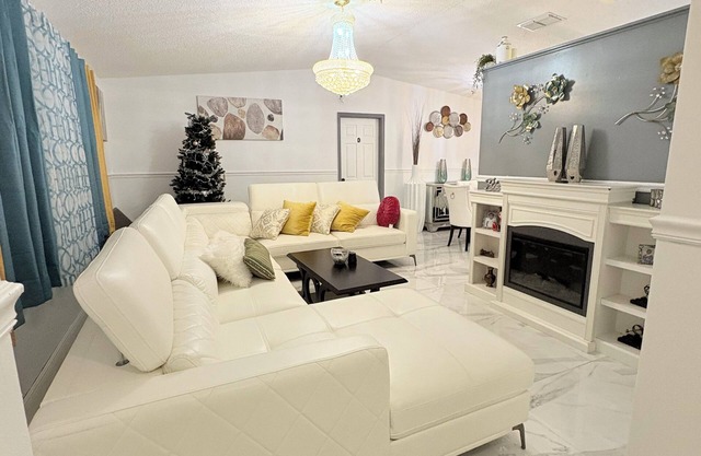 4-Bedroom Retreat: Near CHASE Stadium! Minutes away from the beach!