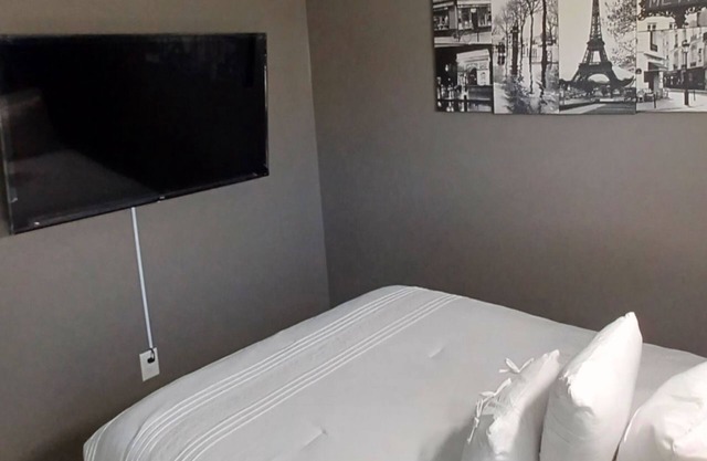 "4 Bedroom, Suburban Serenity Stay" 10 min from Downtown Raleigh