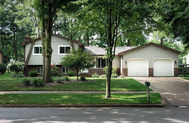 4-bedroom tri-level house in enchanting Midland with WiFi, AC. Pet friendly.