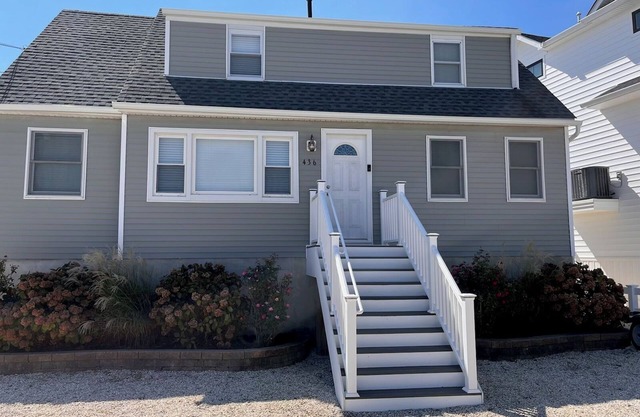 4-bedroom Waterfront house in Beach Haven West with WiFi, AC. Wash/ Dryer incl.