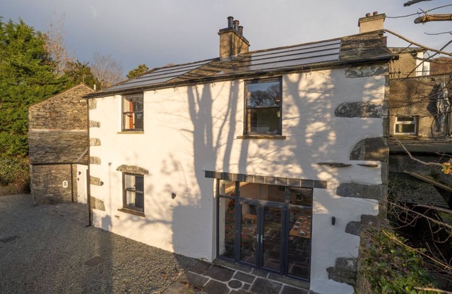 4 Bedroom Waterhead Range Cottage by LetMeStay