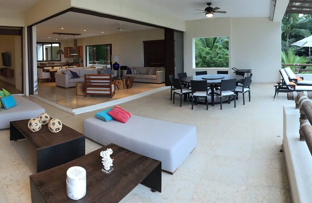 4 chambres, 4 salles de bains, service de concierge entièrement équipée pour des vacances familiales.