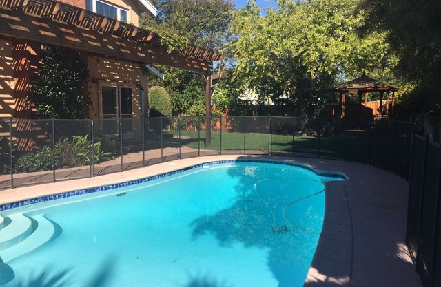 4 chambres et 3 salles de bain complètes + bureau à Walnut Creek. Grande cour avec piscine!