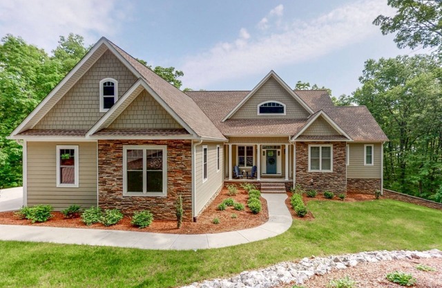 4 Bedrooms/Community Boat Docks/Nice Yard/Short walk to the Lake