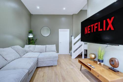 4 Bedrooms Homely House with Garden- Sleeps 9 Comfortably with 6 Comfortable Beds, Free Street Parking, Business Travellers, Contractors, & Holiday-Goers, Coventry, Near All Major Transport Links in Coventry and Motorway