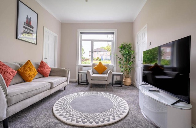 4 Bedrooms Homely House - Sleeps 6 Comfortably with 6 Double Beds,Glasgow, Free Street Parking, Business Travellers, Contractors, & Holiday-Goers, Near All Major Transport Links in Glasgow & City Centre