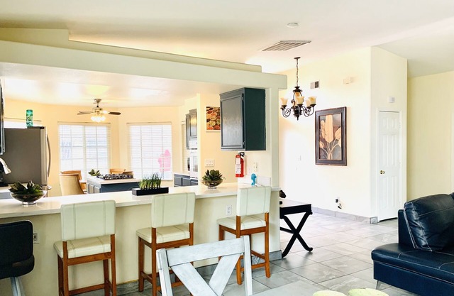 4 bedrooms house. Sleeps 14, 13 miles to Airport, 7-11 miles to the Strip.