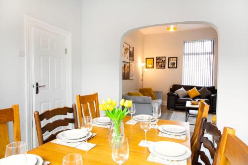 4 Bedrooms Spacious House With 2 Bathrooms Free Parking - sleeps up to 10 guests