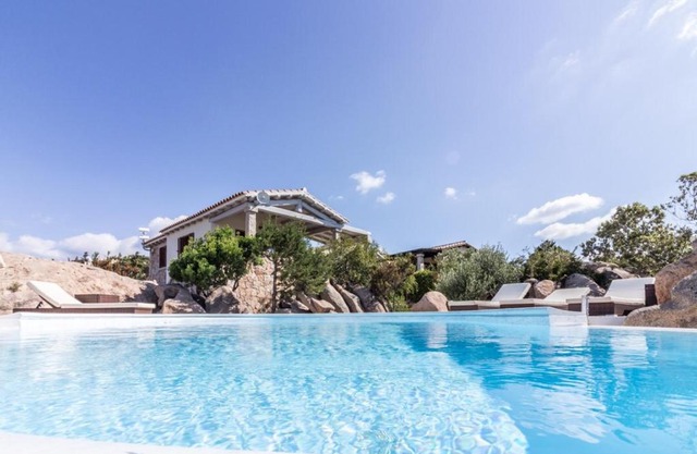 4 bedrooms villa with sea view private pool and enclosed garden at Cala Ginepro 5 km away from the beach