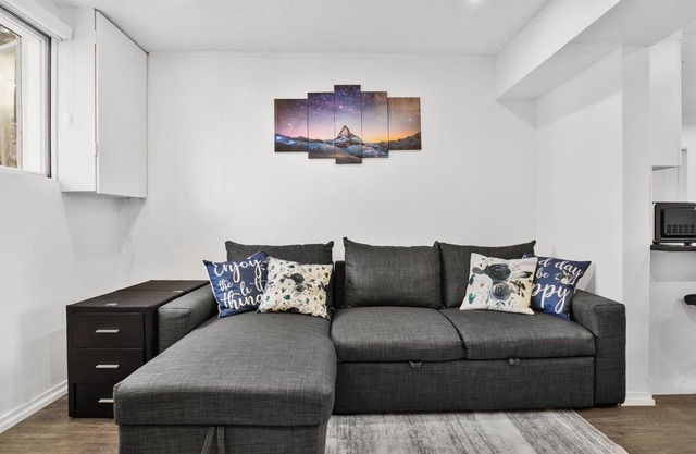 4 Beds |2 Baths |King Beds|Close to U of C & Nose Hill Park