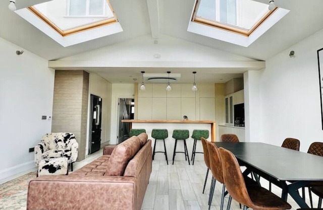 4 Beds 3 Bath House with Parking close to Tube