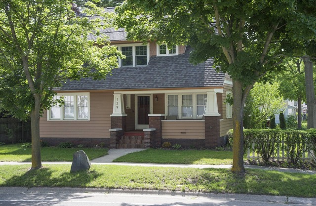 Marchez jusqu'au centre-ville de Flushing, au parc Riverview, à partir de la mise à jour du bungalow Craftsman.