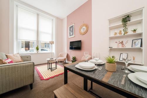 4 Beds - City Gateway Getaway