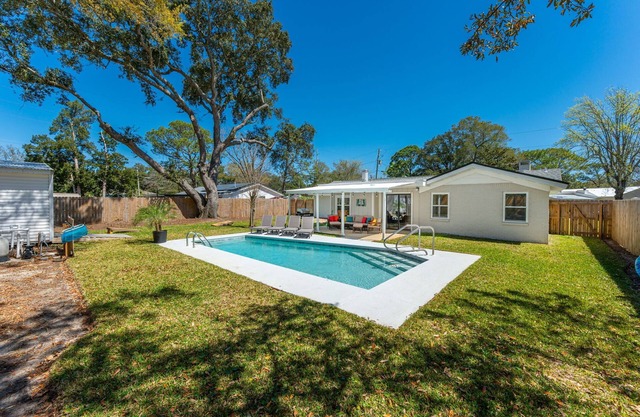 4 Beds, POOL , Huge Backyard - Ranch Home