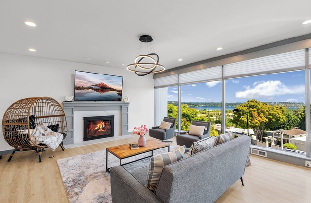 4 Beds Top Floor House with Lake & Mountain Views