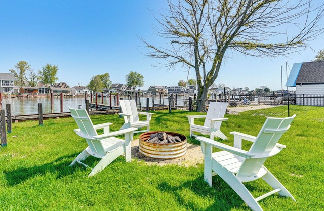 4 Boat Slips: Getaway on Mouth of Clinton River!