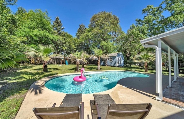 4 BR 2 BA + Private Pool + Pickleball Fun