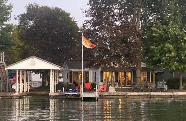 4 BR 2 Bath, chalet coucher de soleil au bord de l'eau Indian Lake.
