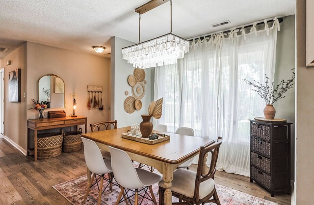 4 BR: 2 King Beds! 5 min from Main Gate, Sleeps 8!