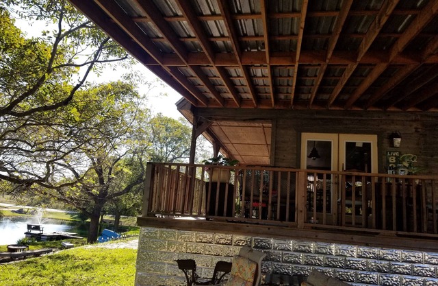 Recientemente remodelado, Hill Country Two Story Pond House cerca de Wineries & Brewers