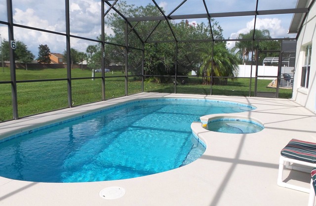 Belle 4 BR 3 BA, piscine et spa isolés, Netflix WIFI AppleTV, communauté fermée
