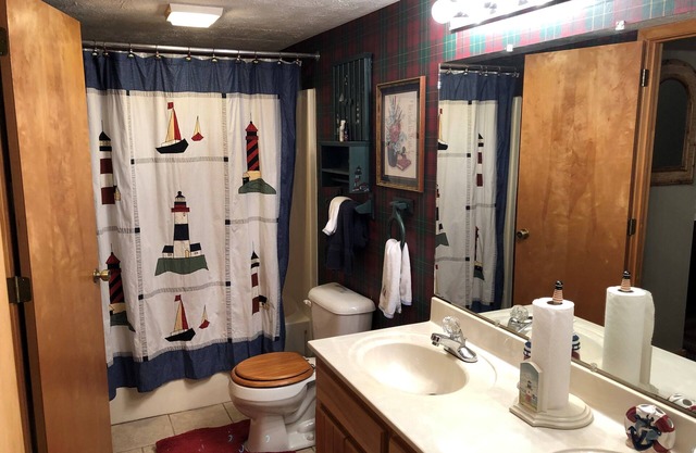 4 BR 3 Bath maison sereine sur le lac Nolin avec quai, avec foyer au bois