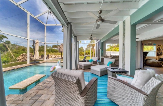 4 BR/3BA Waterfront Private Pool Adult Playground